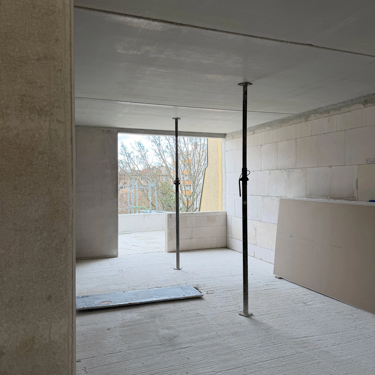 Rohbau Neubau Baustelle Berlin Wedding Wohnungsbau urbane Architektur Beton offen hell lichtdurchflutet