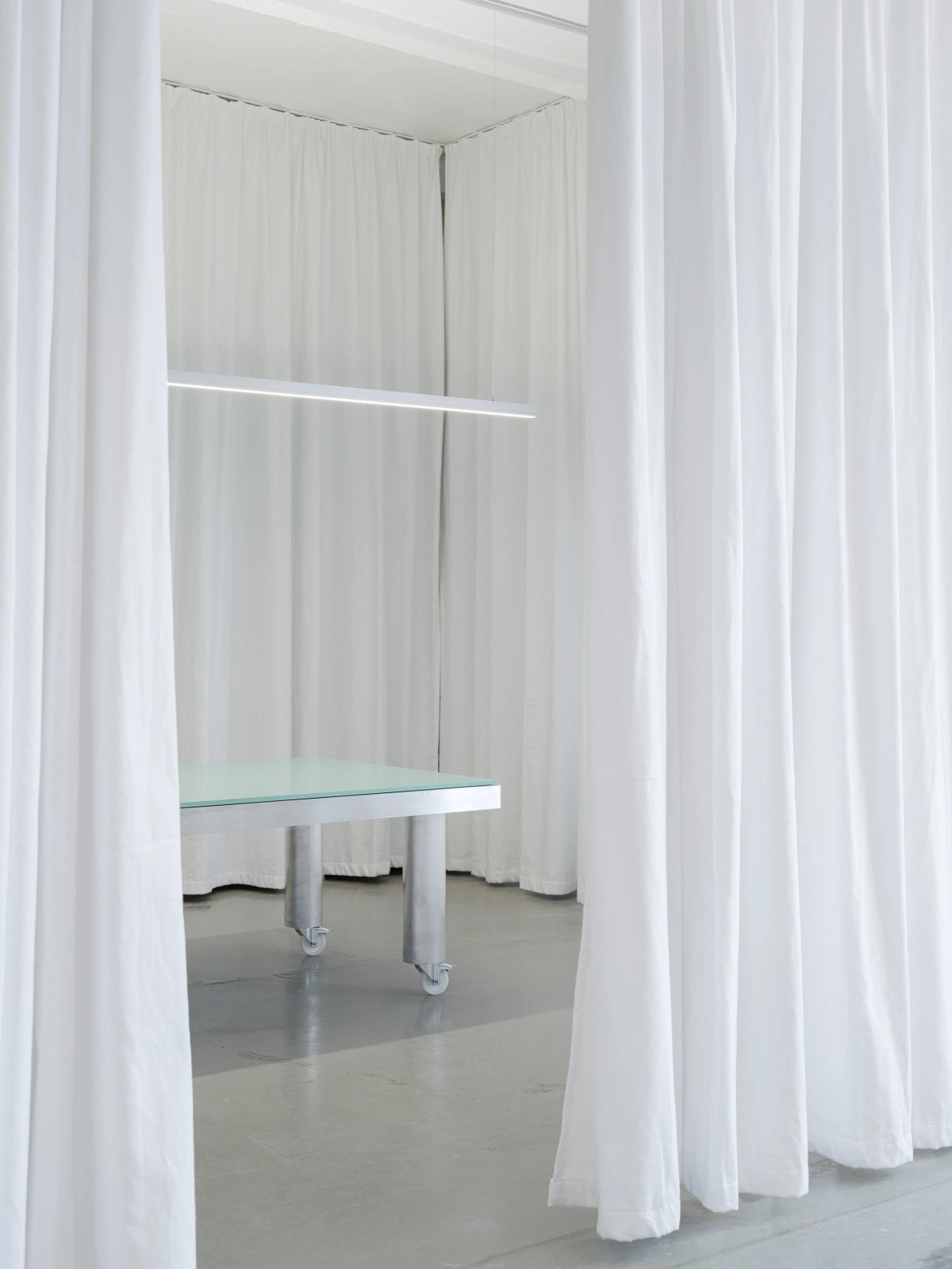 Designer Tisch Flexible Raumzuordnung Office Space Startup Büro Meetingraum Berlin Kreuzerg Vorhang clean hell