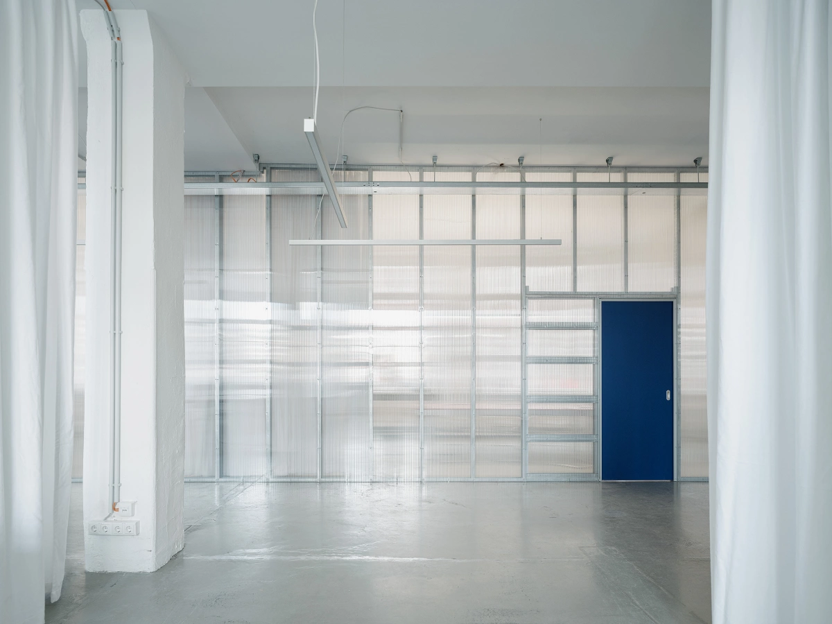 Start-Up Office Büro Berlin Kreuzberg Transparente Wand Design lichturchflutet Polycaronat transparent transluzent